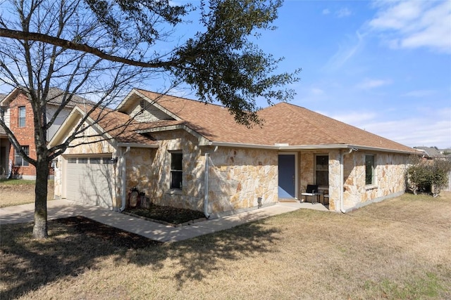 view of front facade featuring a garage and a front yard