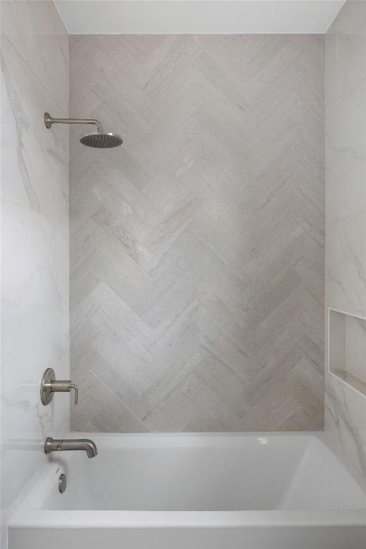 bathroom featuring tiled shower / bath