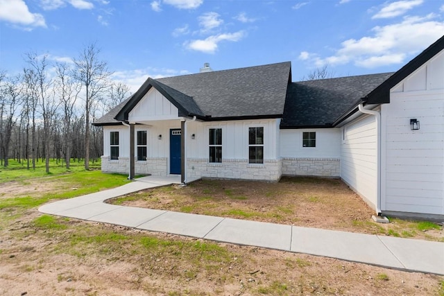 modern farmhouse style home featuring a front yard