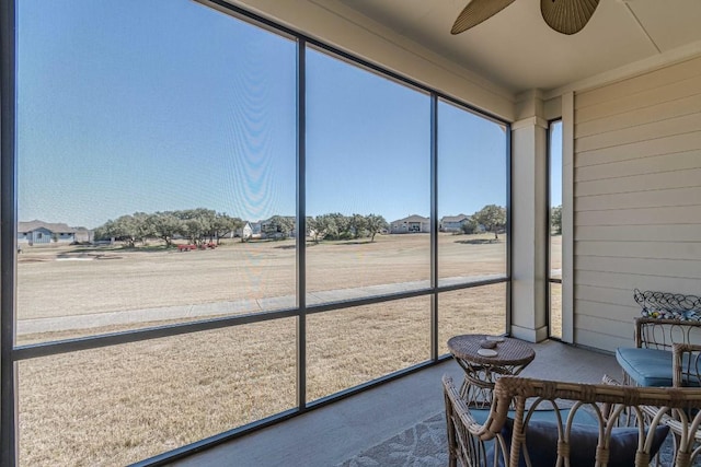 sunroom with ceiling fan