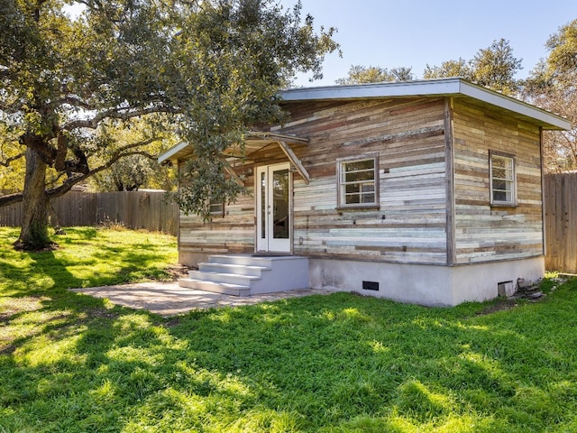 view of front of property with a front lawn