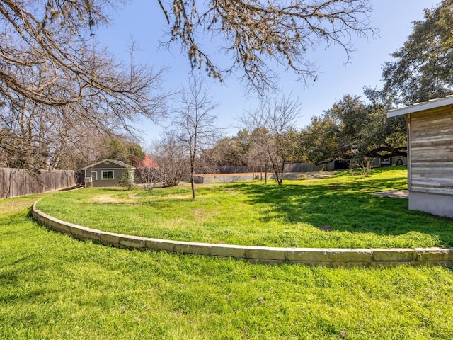 view of yard featuring an outbuilding