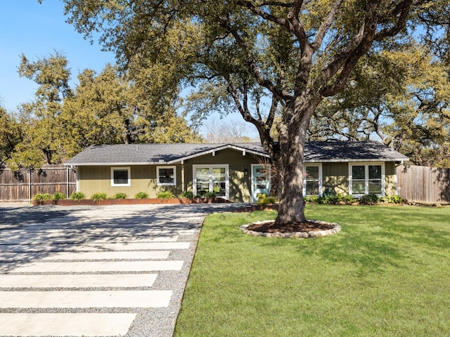 single story home with a front yard