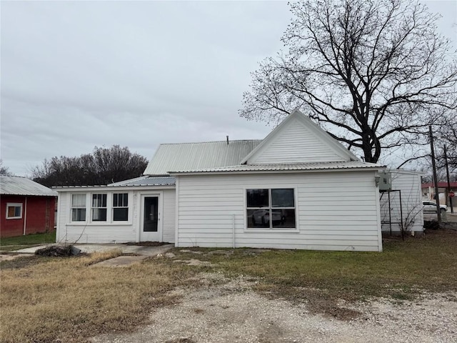 back of house featuring a yard