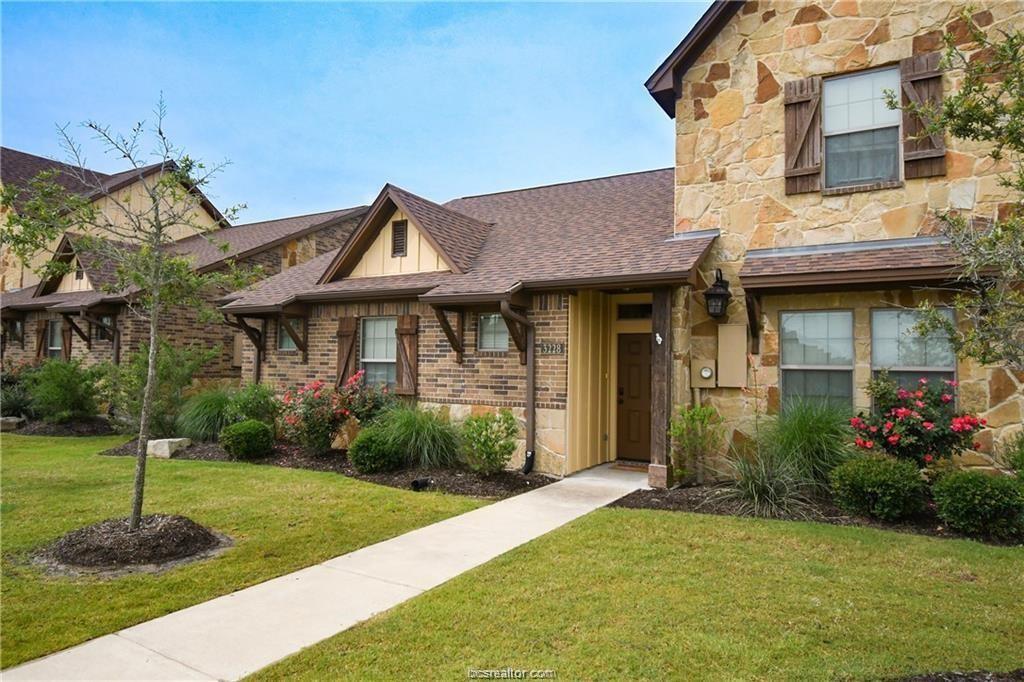 view of front of house with a front lawn