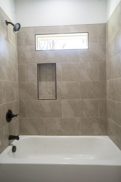 bathroom featuring tiled shower / bath combo