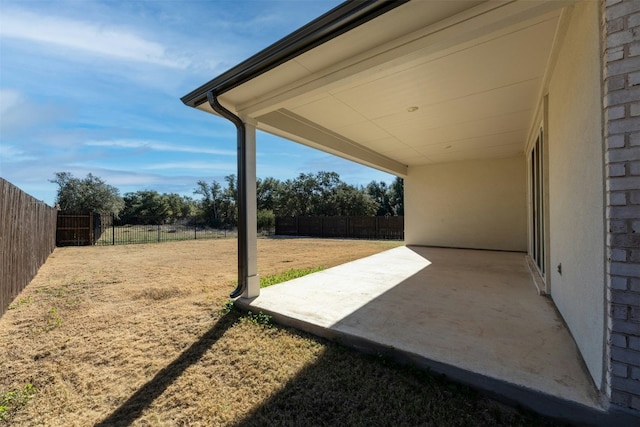 view of yard featuring a patio