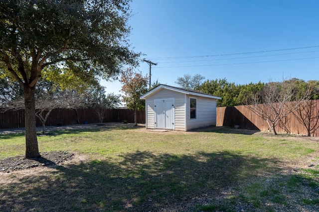 view of yard featuring a shed