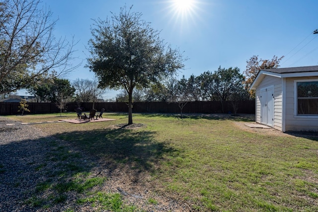 view of yard featuring a shed