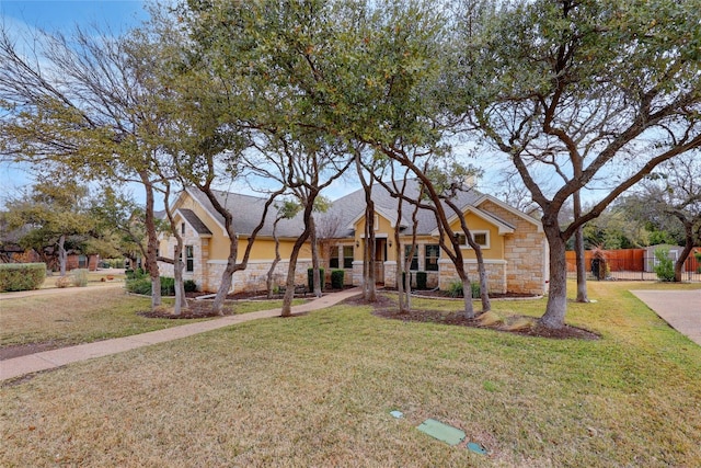 view of front of property featuring a front yard