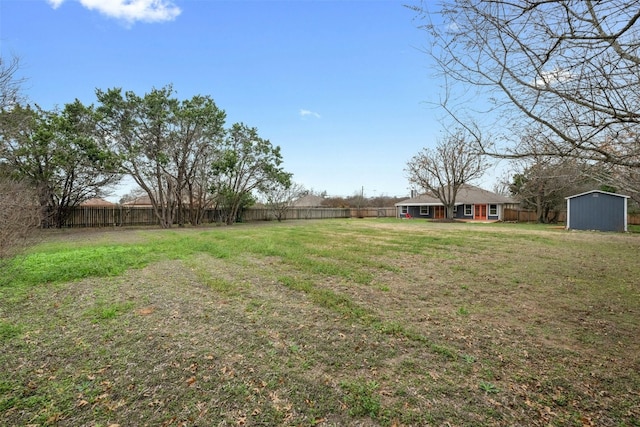 view of yard featuring a storage shed