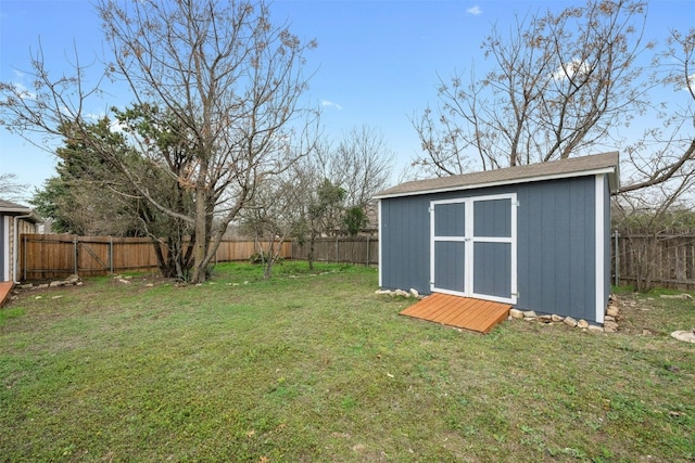 view of yard with a storage unit