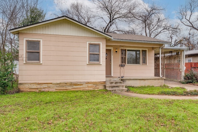 view of front of house featuring a front lawn