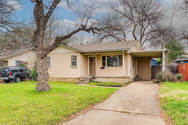 view of front of property featuring a carport and a front yard