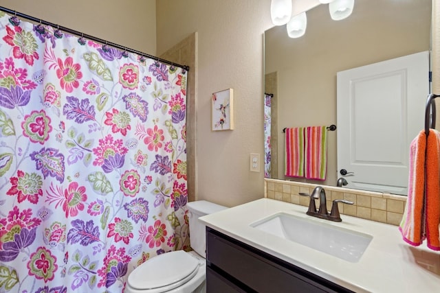 1005 Highknoll Ln, Georgetown, TX 78628 - full bath featuring backsplash, toilet, vanity, and a shower with shower curtain