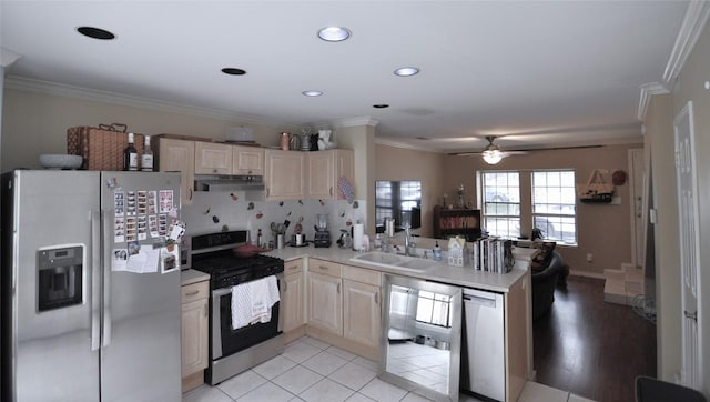 kitchen with sink, ornamental molding, kitchen peninsula, stainless steel appliances, and backsplash