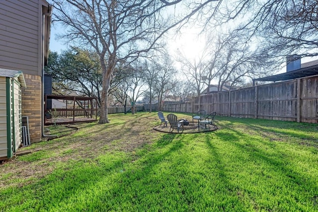 view of yard featuring an outdoor fire pit