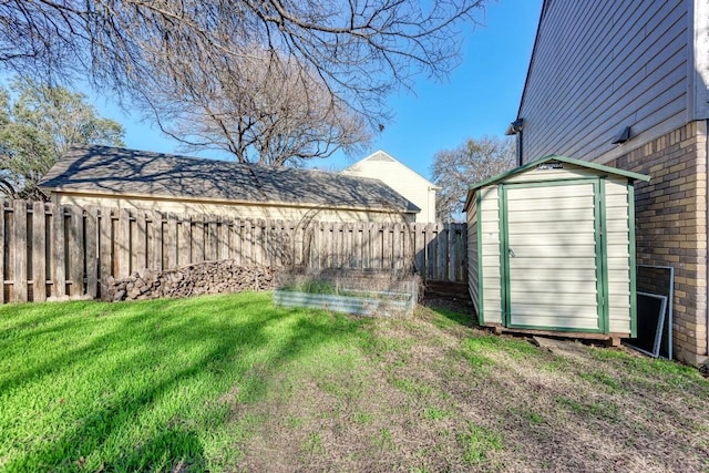 view of yard with a storage shed