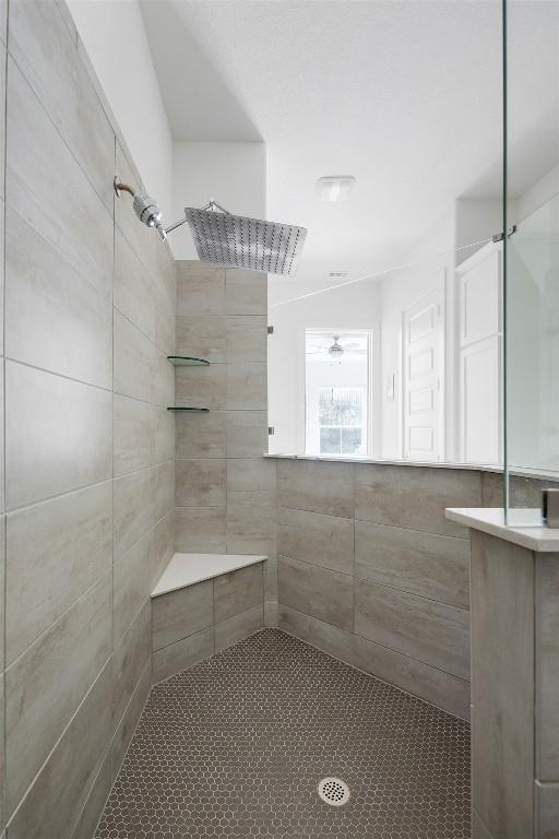 bathroom featuring a tile shower