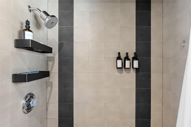 5410 Overbrook Dr, Austin, TX 78723 - bathroom featuring tiled shower