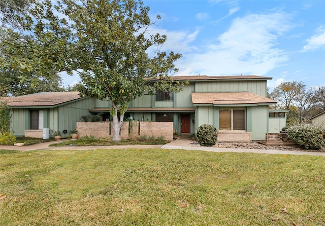 view of front property featuring a front yard