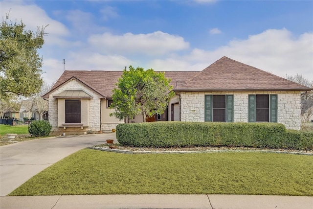 view of front of house with a front yard