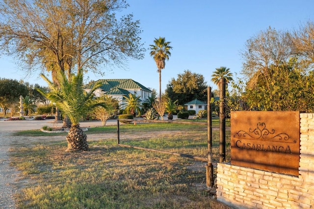 community / neighborhood sign featuring a lawn