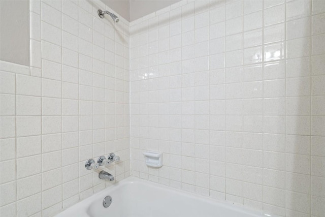 bathroom with tiled shower / bath combo