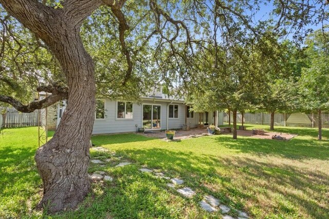 view of yard featuring a patio