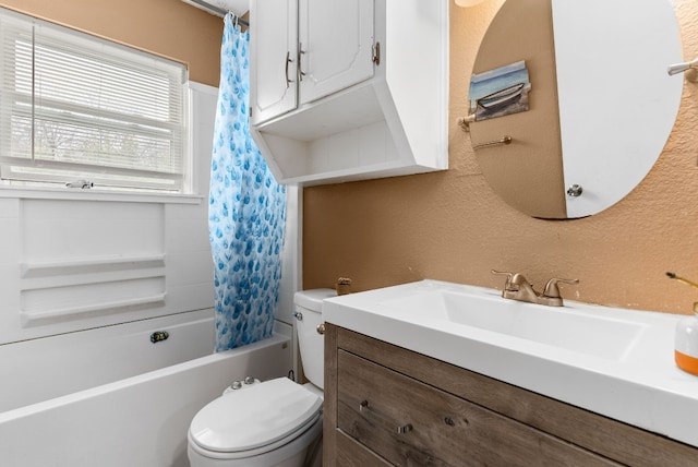 full bathroom featuring shower / tub combo with curtain, vanity, and toilet