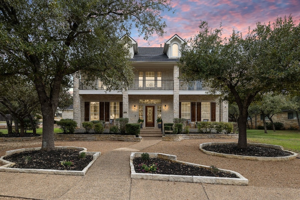 view of front of home featuring a balcony