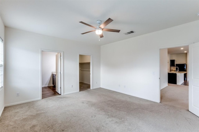 carpeted empty room featuring ceiling fan