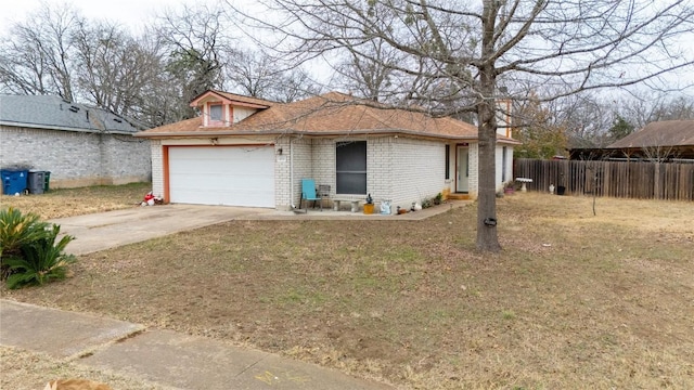 view of front facade featuring a garage and a front yard