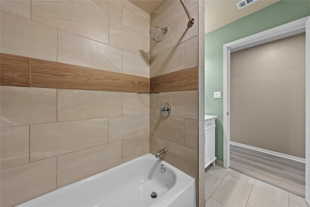 bathroom featuring tiled shower / bath