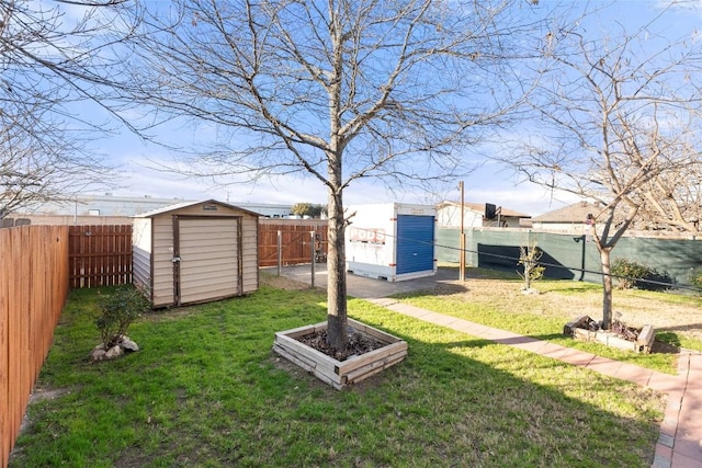 view of yard featuring a storage shed