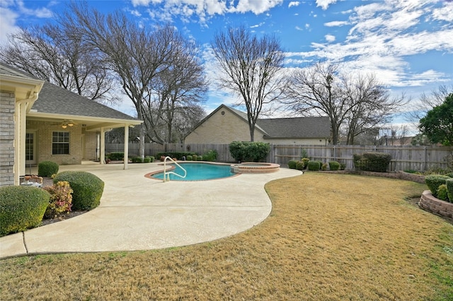 view of pool with an in ground hot tub, ceiling fan, a patio area, and a lawn