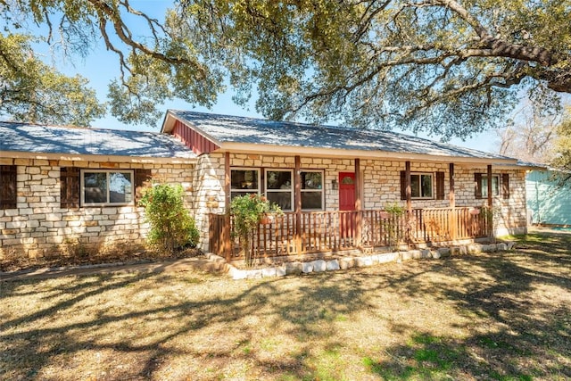 view of front of home with a front yard and covered porch