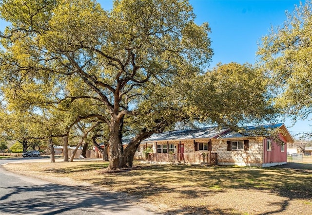 single story home with a porch