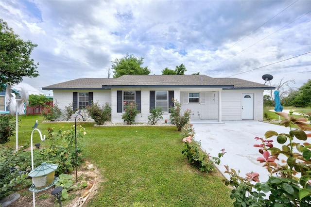 ranch-style home featuring a front yard