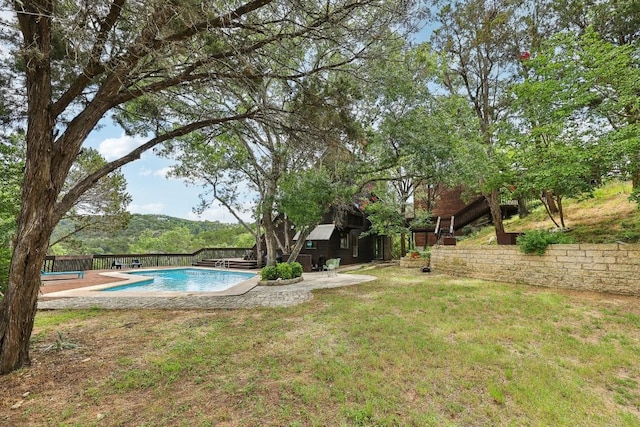 view of yard featuring a fenced in pool