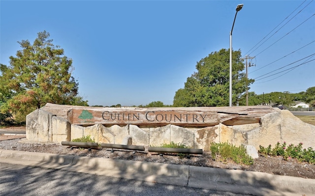 view of community / neighborhood sign