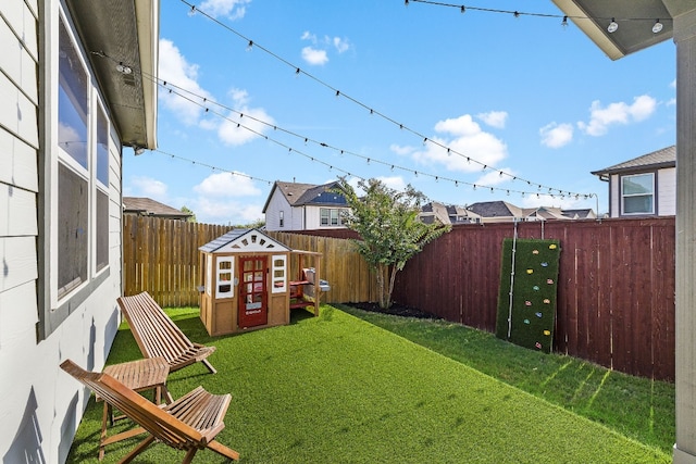 view of yard featuring an outbuilding