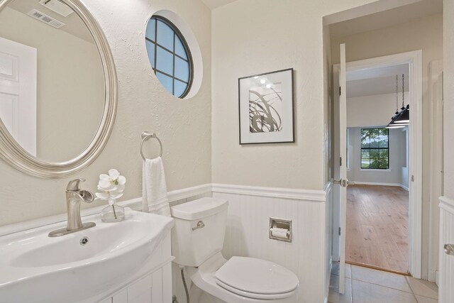 139 Jackrabbit Run, Round Rock, TX 78664 - bathroom featuring wainscoting, toilet, vanity, and tile patterned floors