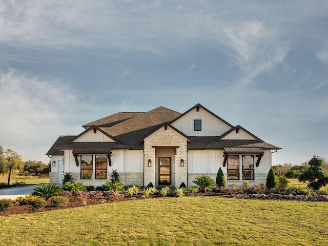 view of front facade featuring a front yard