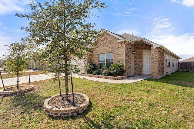 view of front of home featuring a front lawn