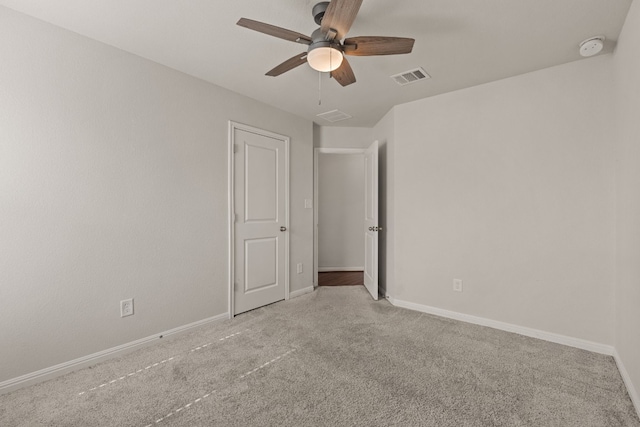 carpeted empty room featuring ceiling fan