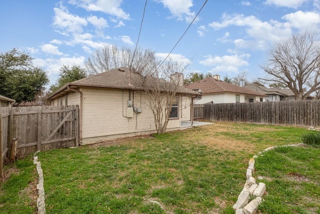 back of house featuring a lawn