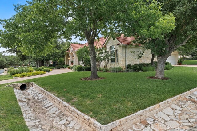 view of front of house featuring a front lawn