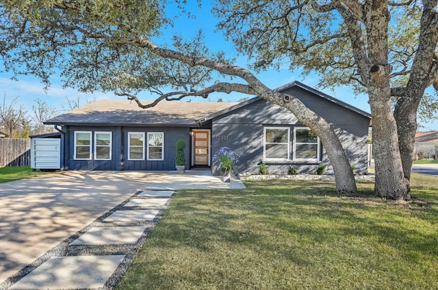 single story home featuring a front yard