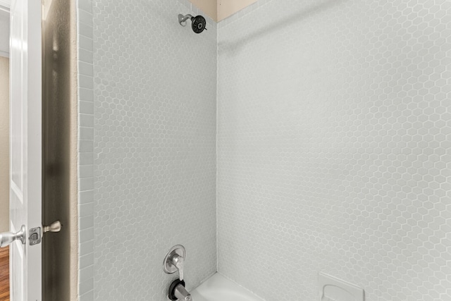 bathroom with tiled shower / bath combo